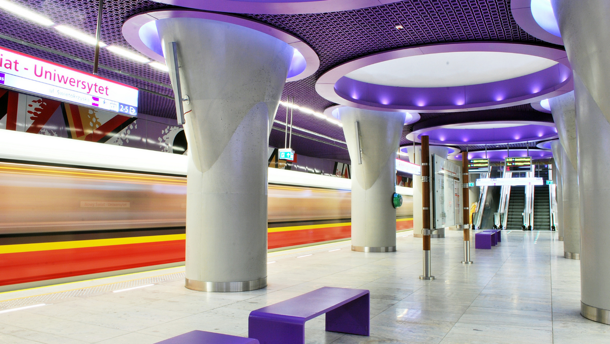 Stacja metra w Warszawie z kolorową instalacją artystyczną na ścianie