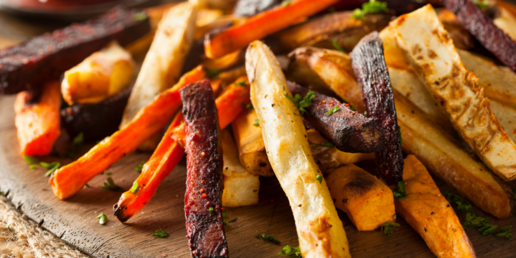 Zielone szparagi z piekarnika przygotowane z różnymi dodatkami