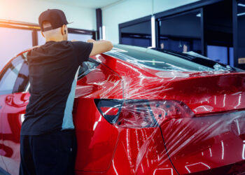 Folia PPF czy powłoka ceramiczna? Co lepiej chroni lakier w warunkach miejskich?