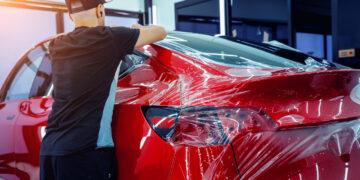 Folia PPF czy powłoka ceramiczna? Co lepiej chroni lakier w warunkach miejskich?